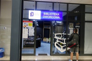 "nádražní" knihovna v Lešně