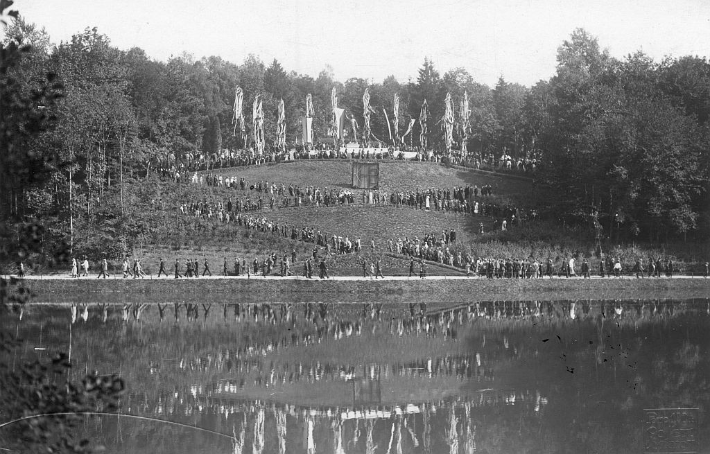 Pohled na návrší se sochou během slavnosti odhalení (14. září 1924)
