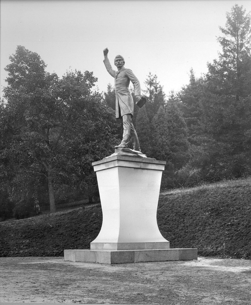 Kafkova socha na Gočárově podstavci