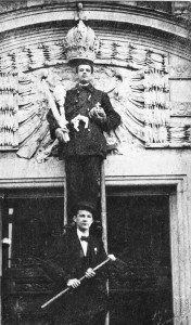 Studenti odstraňují insignie mocnářství z gymnázia, 29. 10. 1918