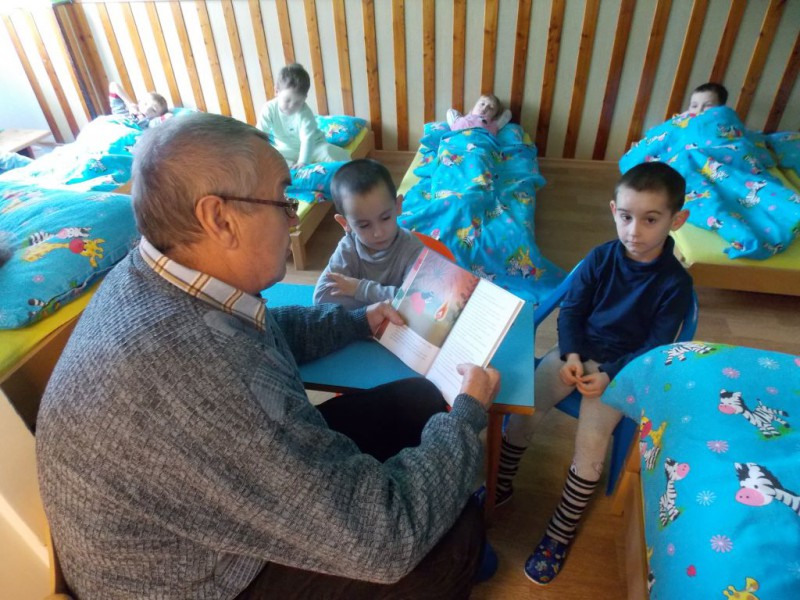 Čtení babiček a  dědečků ve školce